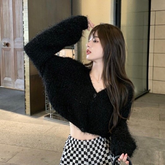 毛绒绒慵懒V领上衣